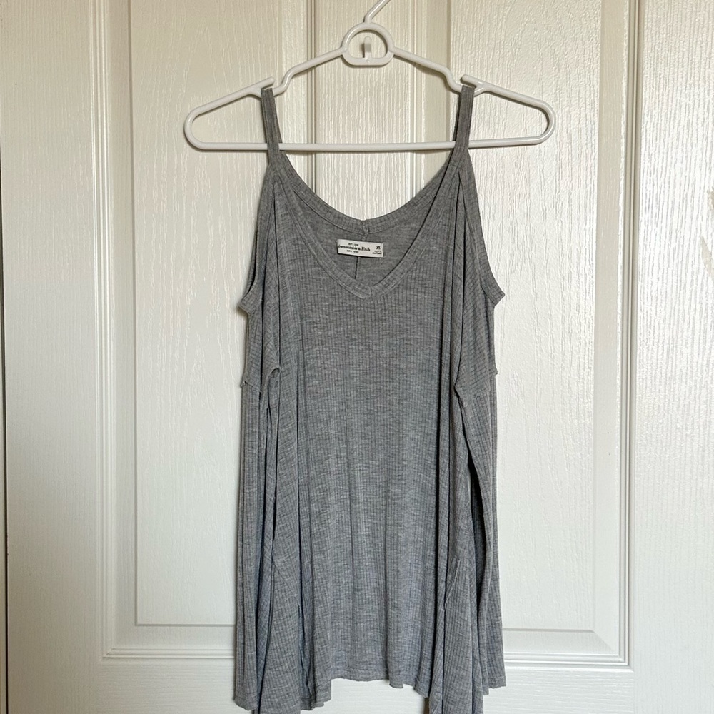 ABERCROMBIE & FITCH - RIBBED LONG SLEEVE CUTOUT - SIZE XS